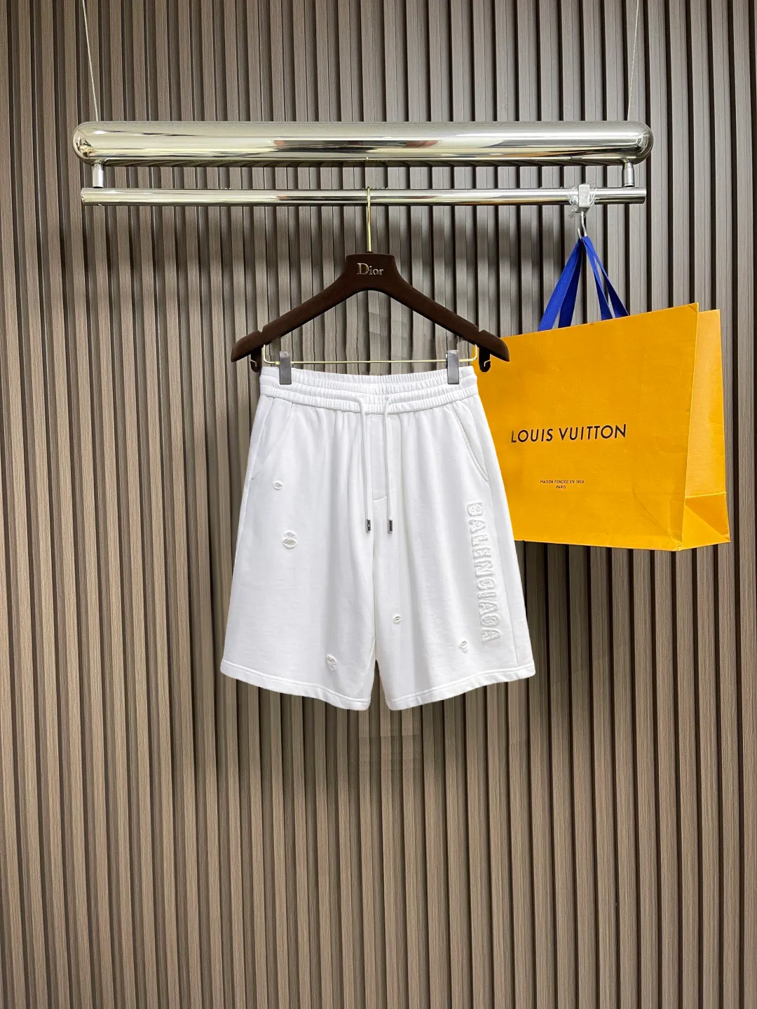 Balenciaga's three-standard complete 2026 summer New Arrival men's casual shorts, advanced custom-made Breathable fabric, Breathable fabric, extremely stretchy and comfortable, impeccable details, top-grade accessories, original logo design concept, delicate and soft feel! The upper body fit is awesome! Size: M-XXXL Please state your height and weight when ordering